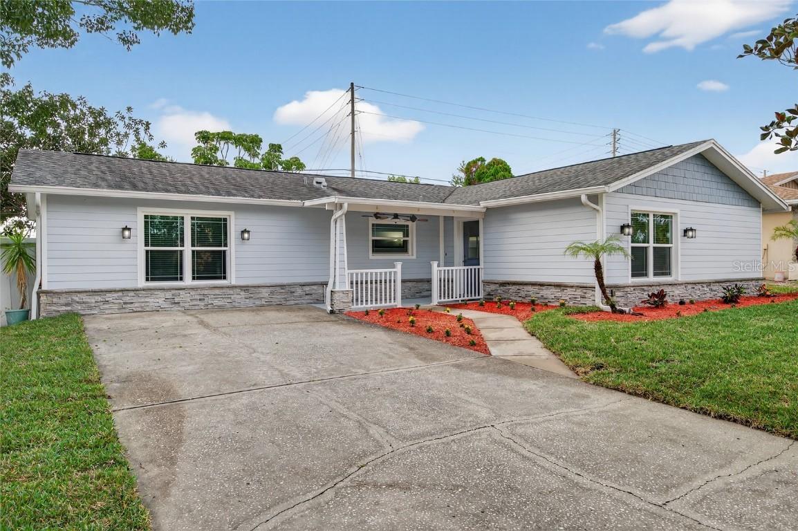 302 Leafwood Rd., Tarpon Springs, FL 34689