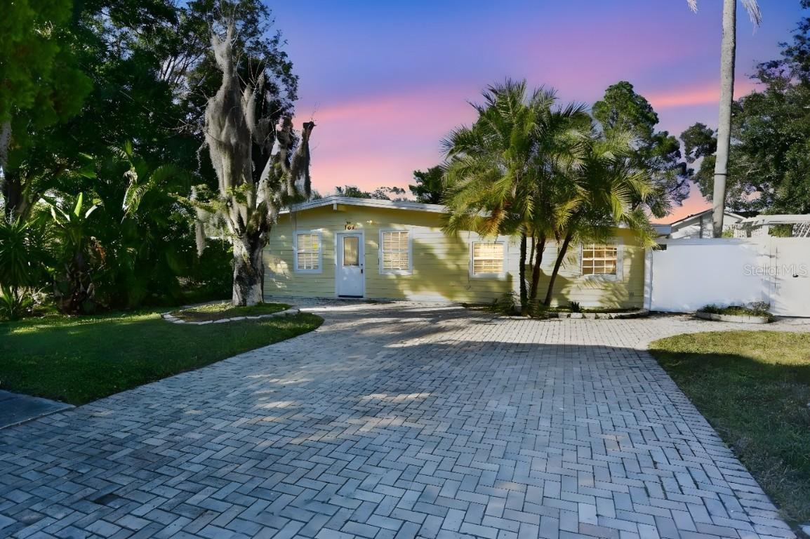 704 Buckingham Ave., Oldsmar, FL 34677