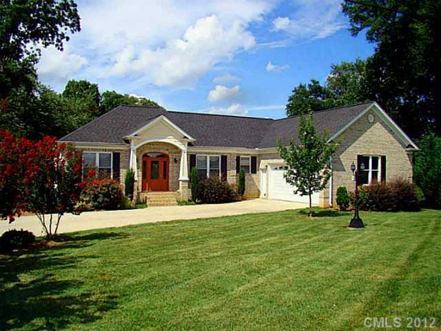 8072 Mountain Shore Dr., Sherrills Ford, NC 28673