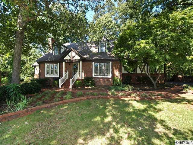 2324 Chestnut Ln., Matthews, NC 28104