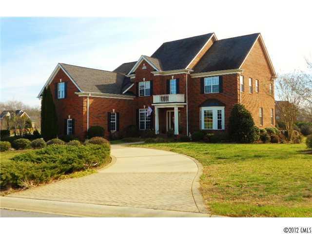 305 Castlestone Ln., Matthews, NC 28104