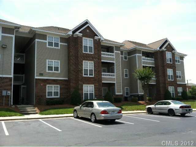 9810 Campus Walk Ln. #B, Charlotte, NC 28262