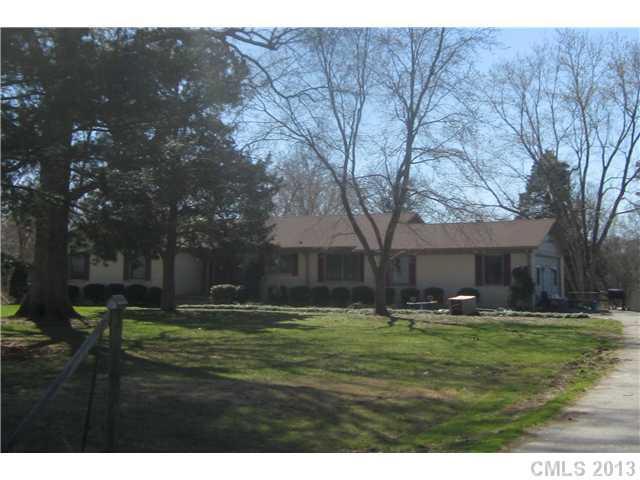 592 Elmwood Rd., Statesville, NC 28625