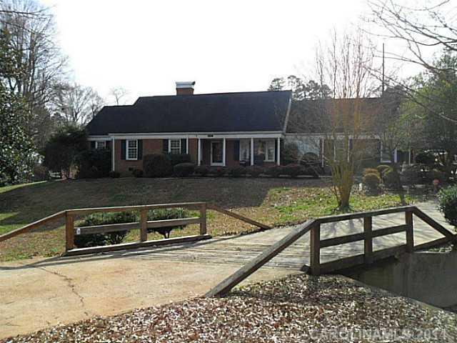 206 Crest St., Mount Holly, NC 28120