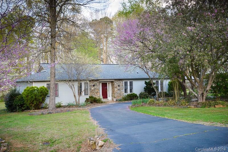 1600 Tanglewood Dr., Hickory, NC 28601