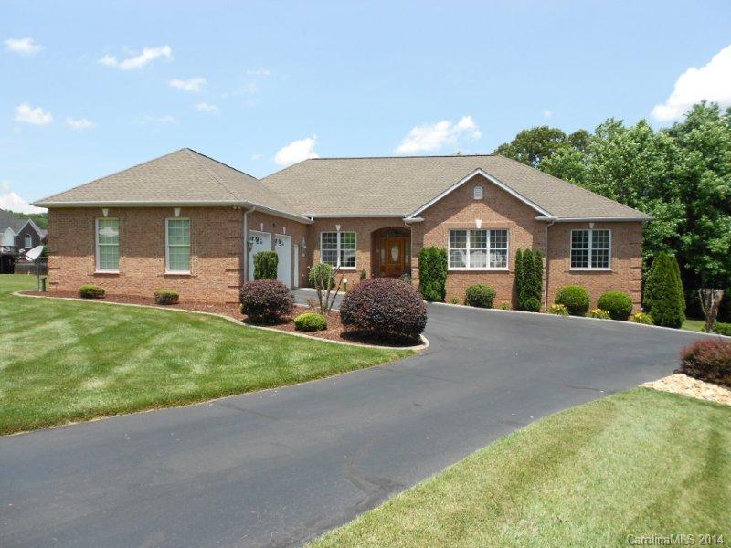 6377 Dwayne Starnes Dr., Hickory, NC 28602