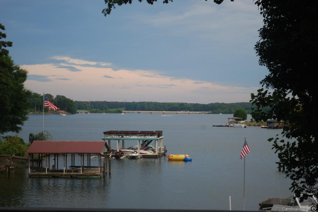9551 Riviera Dr., Sherrills Ford, NC 28673