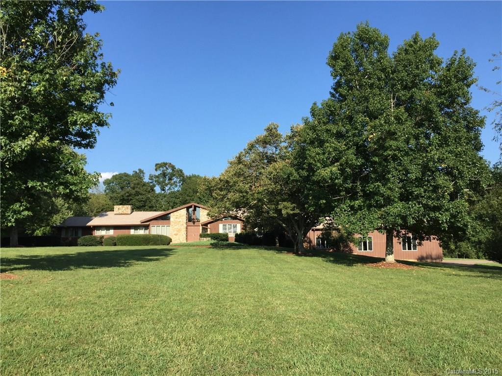 1422 White Eagle Ranch Rd., Hickory, NC 28602