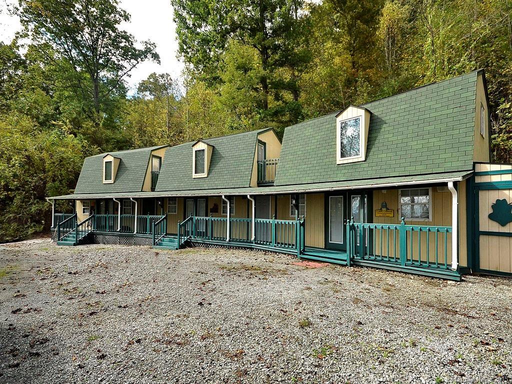 14 Puppet Pl., Hendersonville, NC 28792