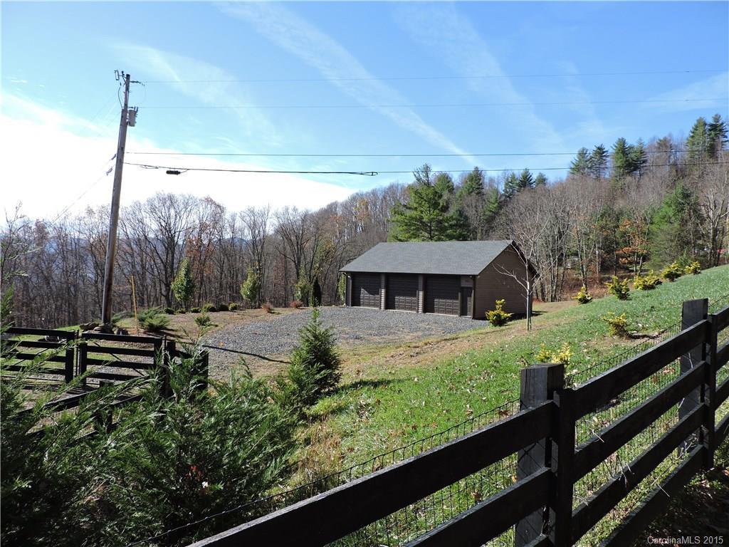 915 Hickory Ln., Burnsville, NC 28714