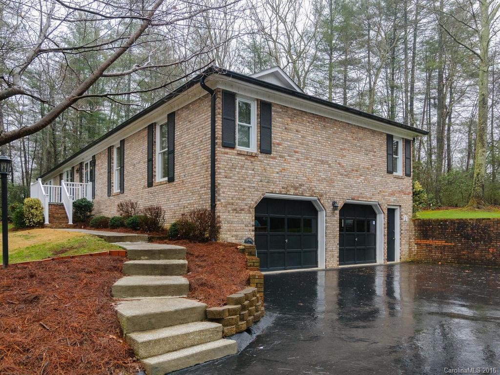 12 Foxhorn Ct., Hendersonville, NC 28791