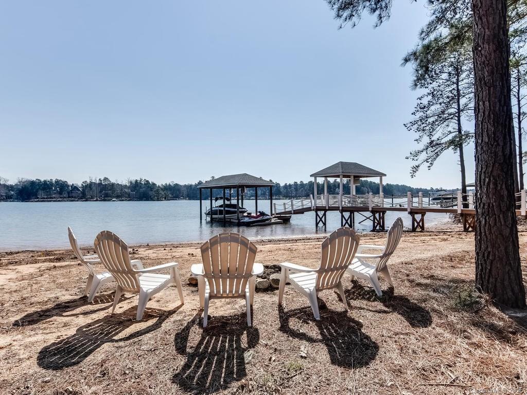 129 Stormy Pointe Ln., Mooresville, NC 28117