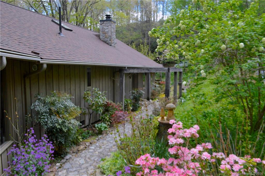 82 Moss Rock Rd., Maggie Valley, NC 28751