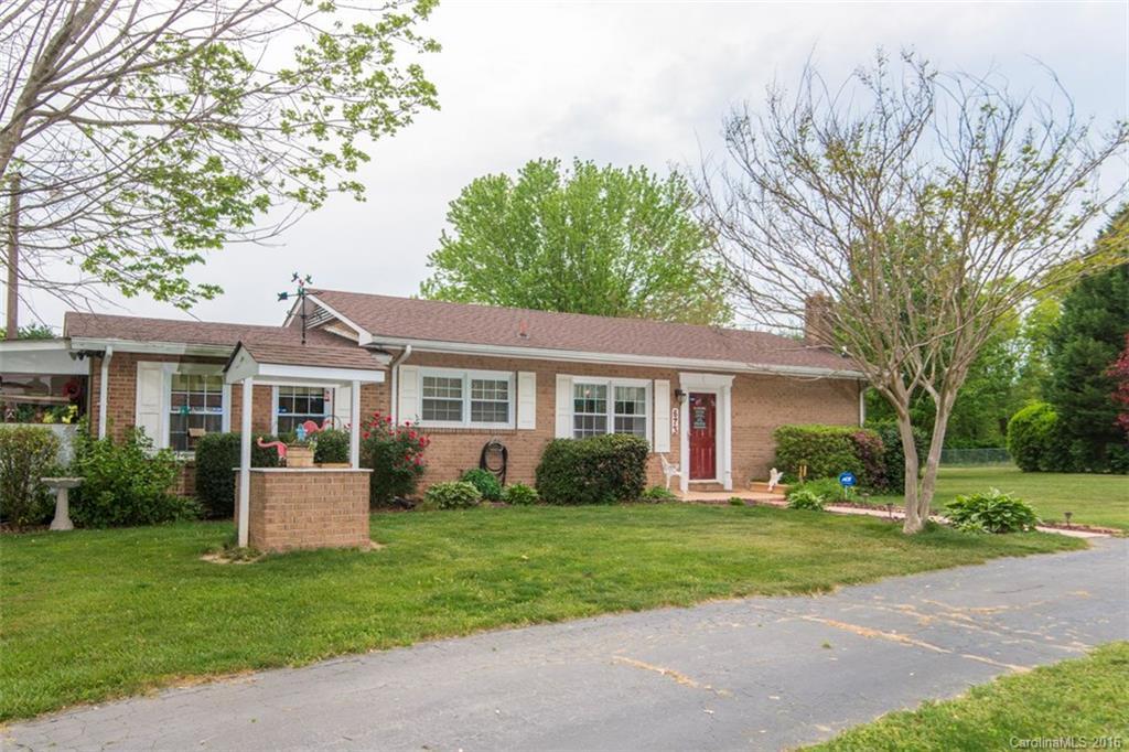 673 Oak Grove Rd., Flat Rock, NC 28731