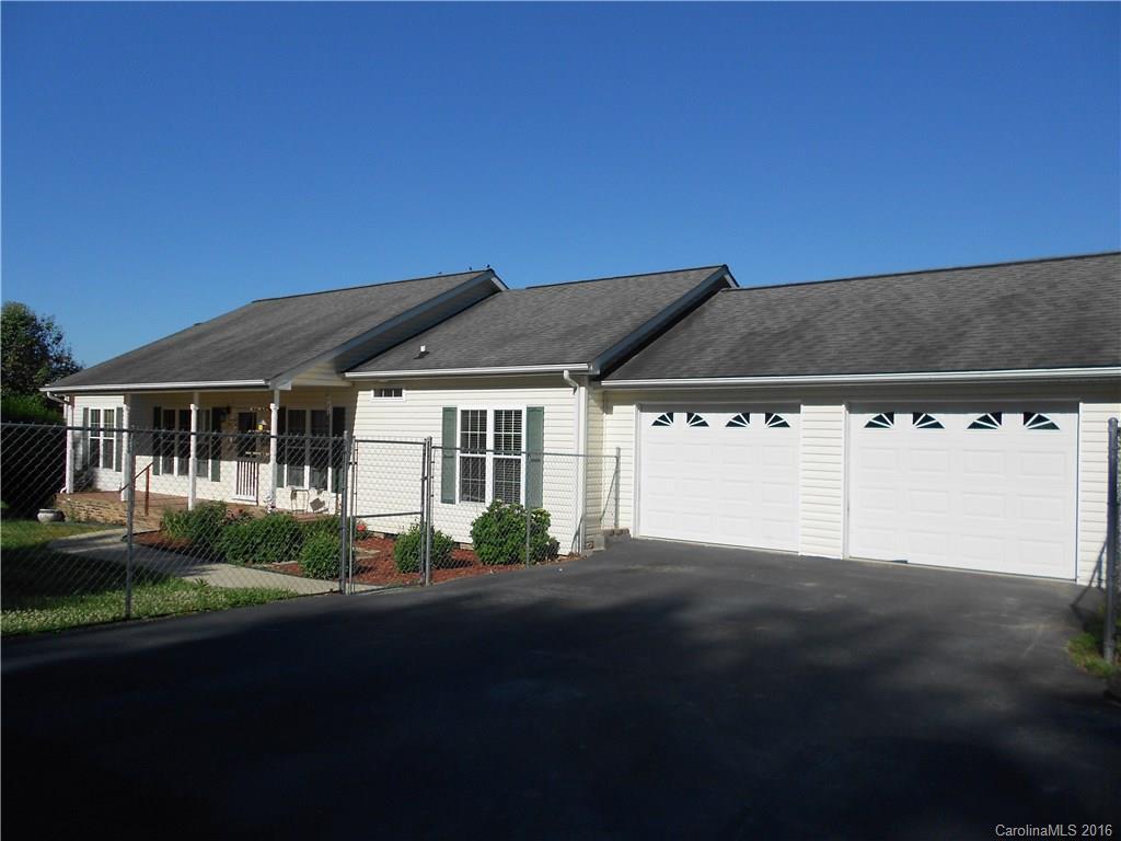 76 Lakewood Rd., Hendersonville, NC 28792