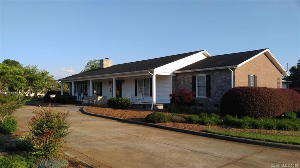 1193 Wandering Ln., Hickory, NC 28601