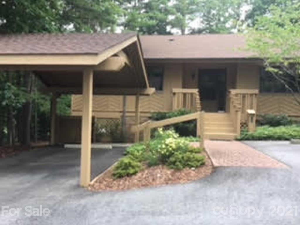 202 Water Oak Ln., Hendersonville, NC 28791