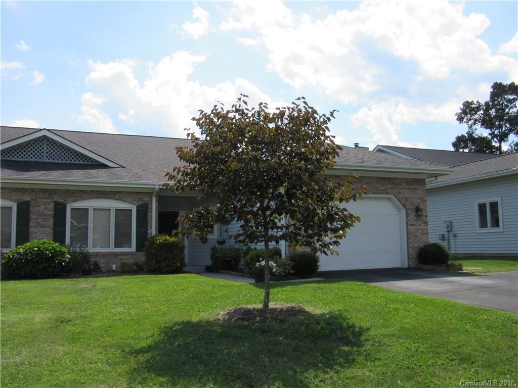 6 Country Meadows Ln., Hendersonville, NC 28792