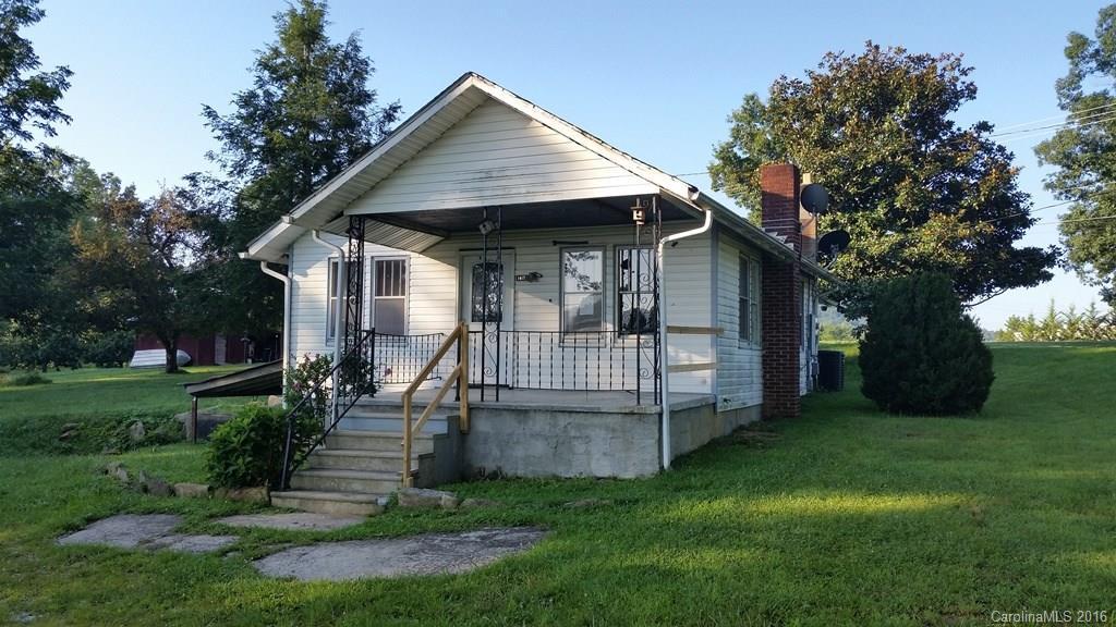 1417 Pilot Mountain Rd., Hendersonville, NC 28792