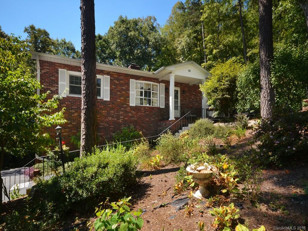 19 Heather Ln., Hendersonville, NC 28792