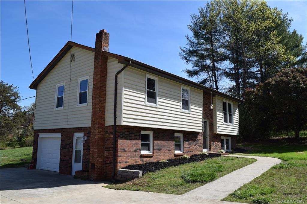 149 Mountain Oaks Ln., Hickory, NC 28601