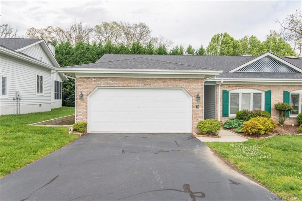 9 Country Meadows Ln., Hendersonville, NC 28792
