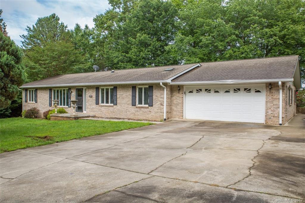 13 Chestnut Ln., Hendersonville, NC 28792