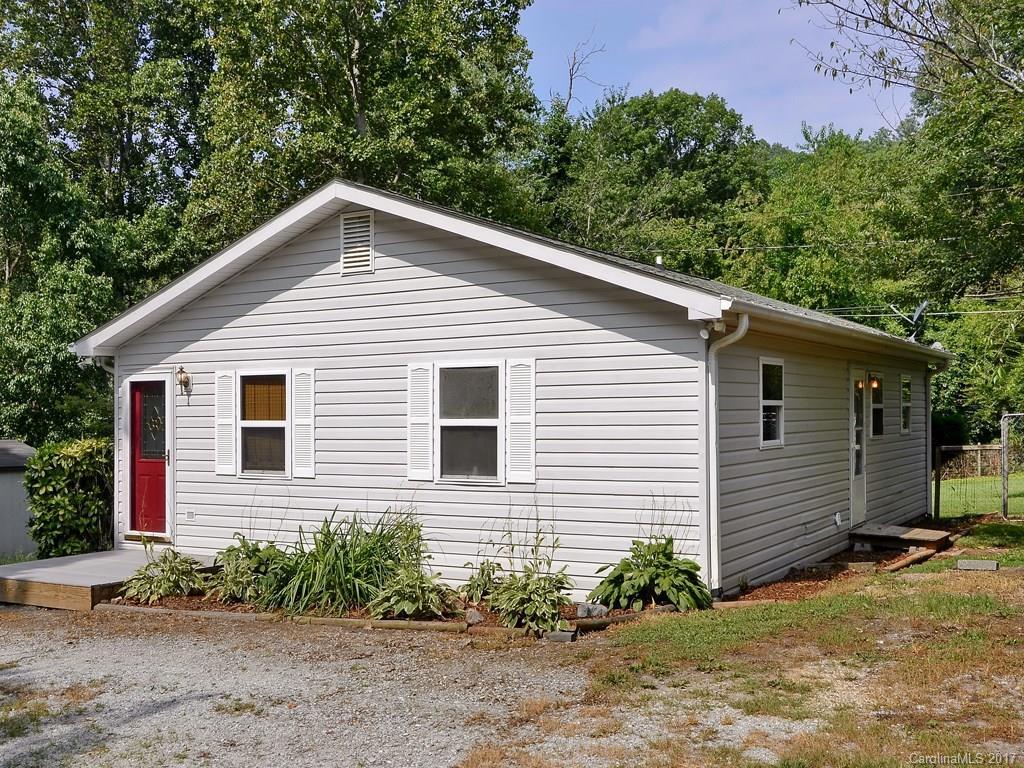 32 Hoover Dale Ln., Hendersonville, NC 28791