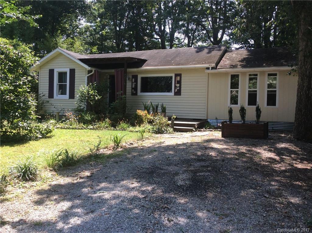 216 Half Circle Ln., Hendersonville, NC 28791