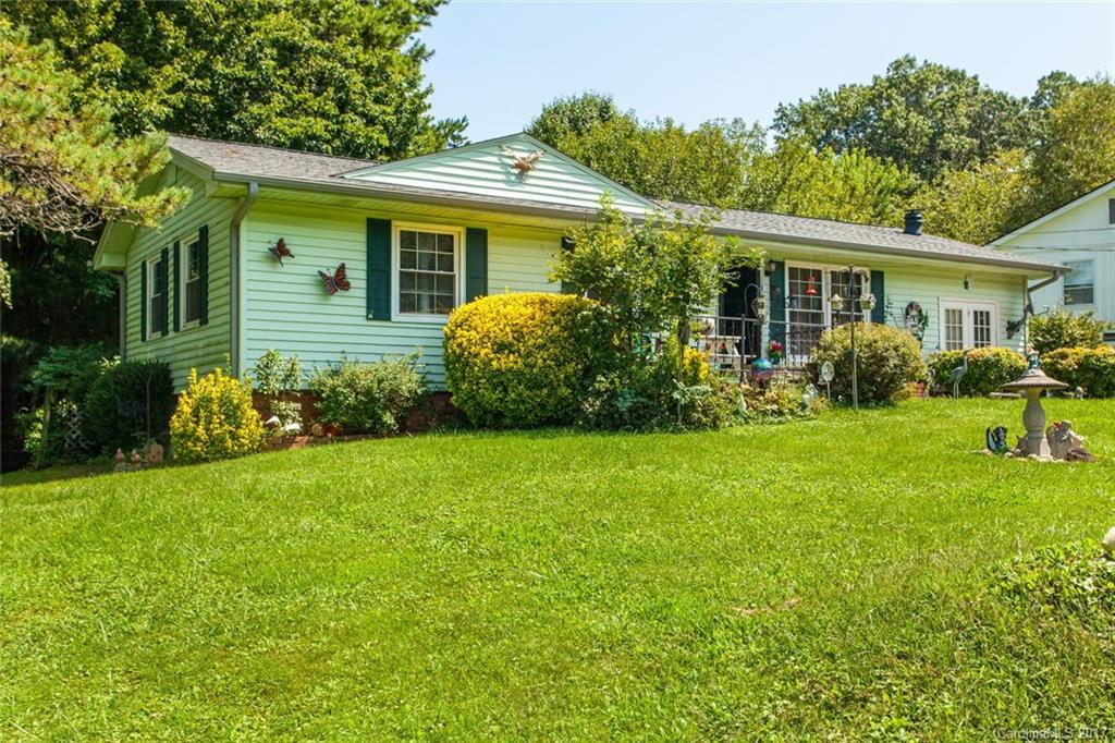 129 Willowbrook Rd., Hendersonville, NC 28792