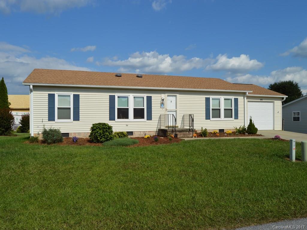 616 Paisley Ct., Hendersonville, NC 28739