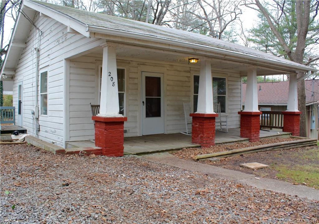 130 Half Circle Ln., Hendersonville, NC 28791