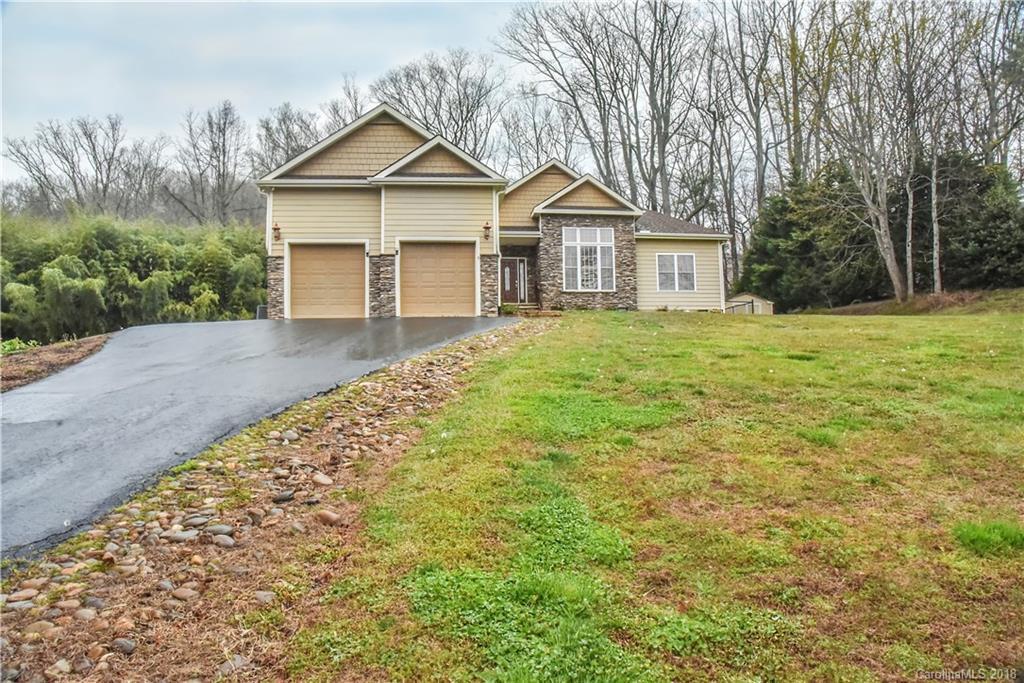 720 Lyndhurst Dr., Hendersonville, NC 28791