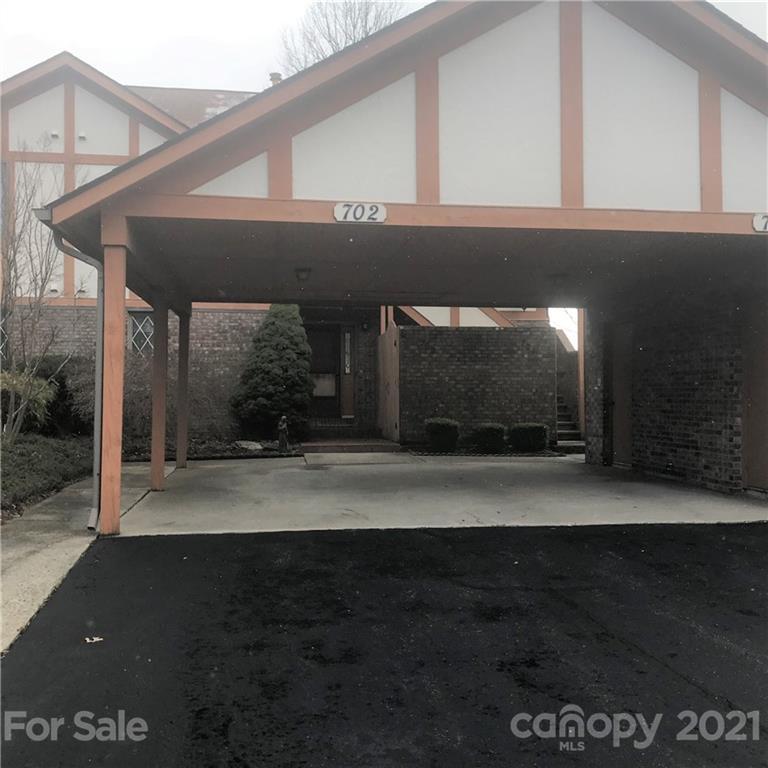 702 Fleetwood Plz., Hendersonville, NC 28739