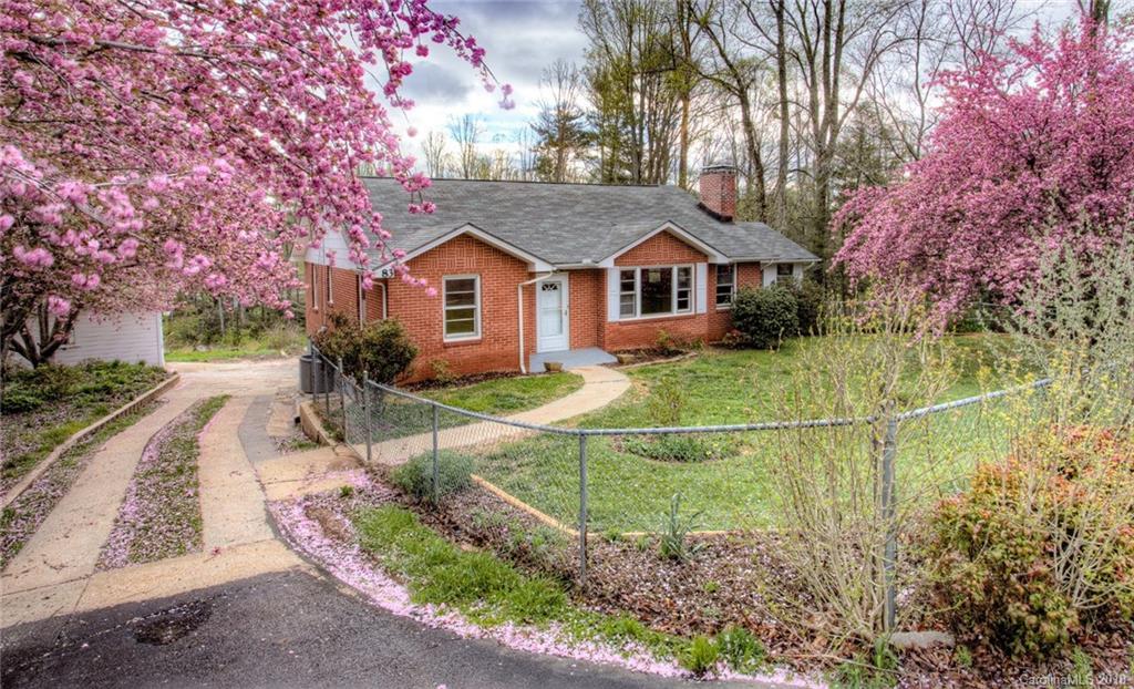 83 Fair Oaks Rd., Arden, NC 28704