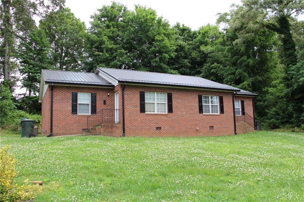 659 7th Avenue Pl., Hickory, NC 28602