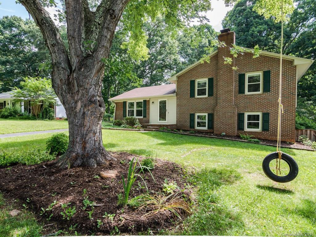 137 Castlerock Dr., Asheville, NC 28806