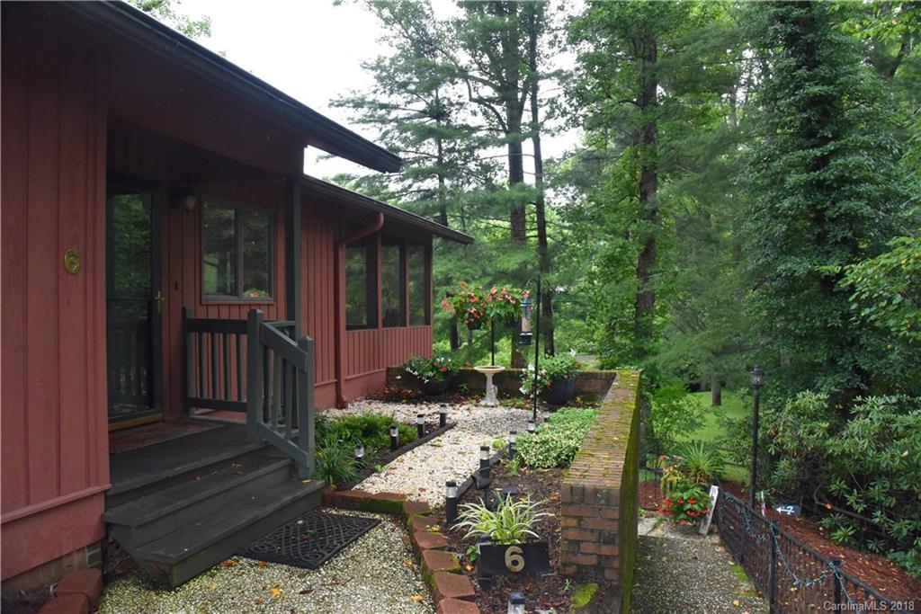 68 Oak Creek Ln., Hendersonville, NC 28792