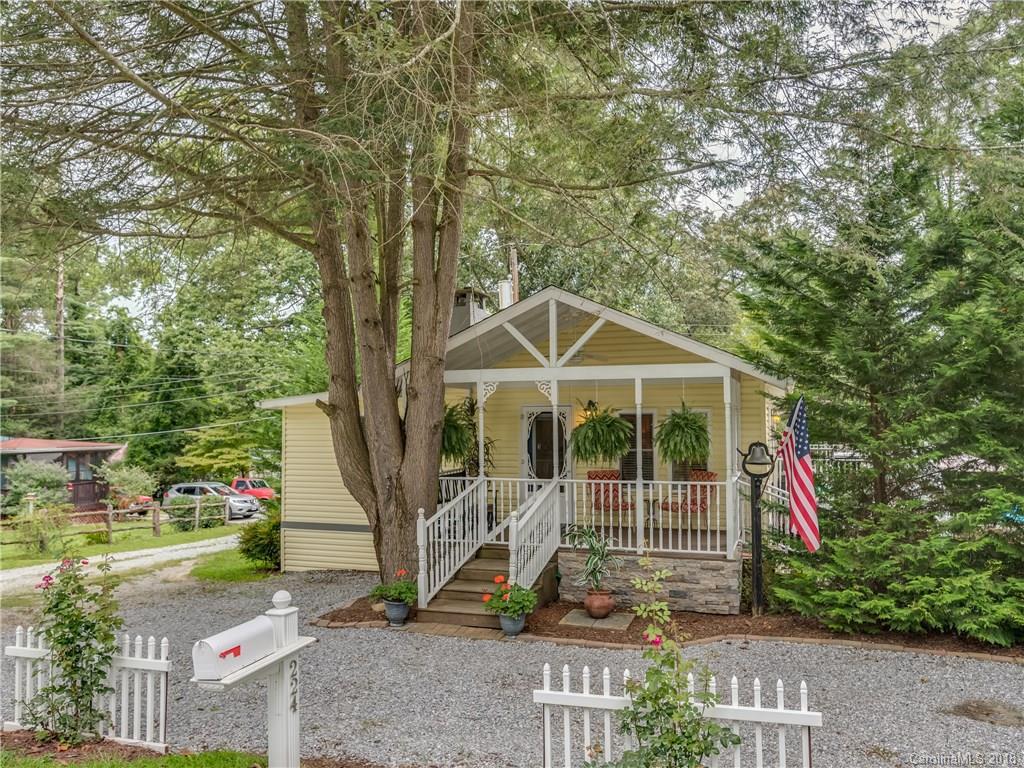 224 Wickins Dr., Hendersonville, NC 28791