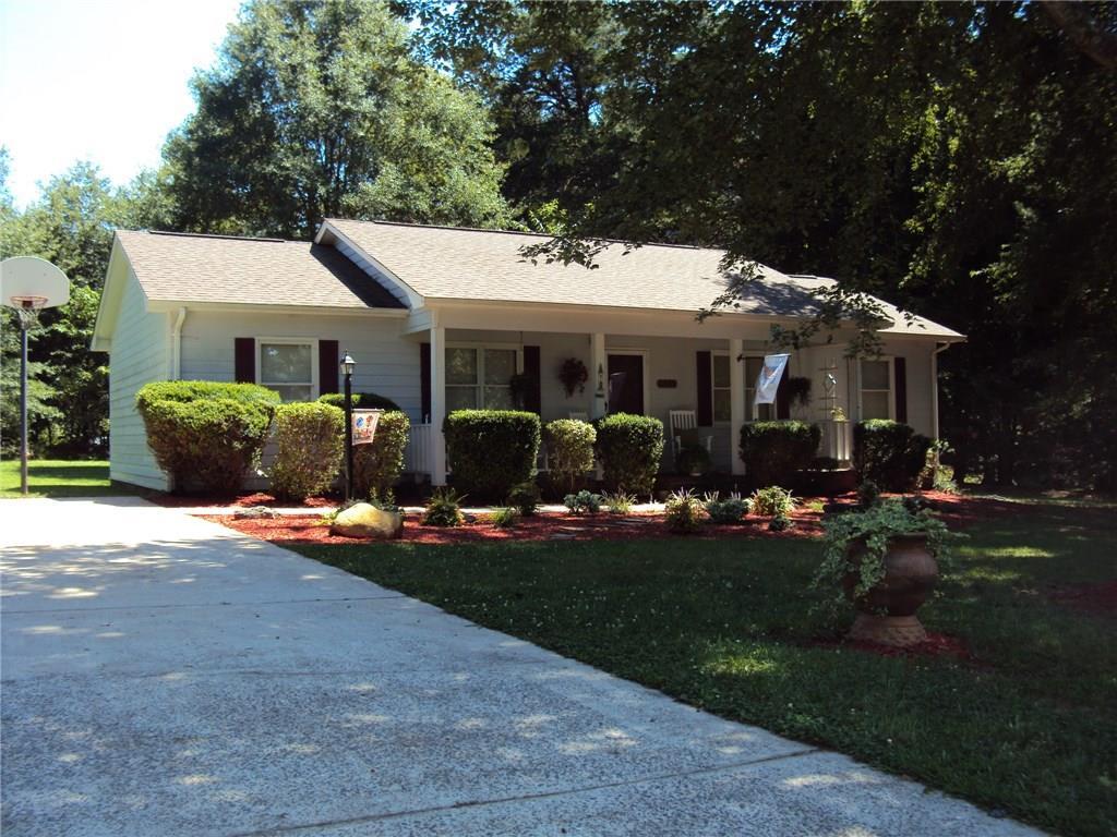 1236 Courtney Dr., Hickory, NC 28602