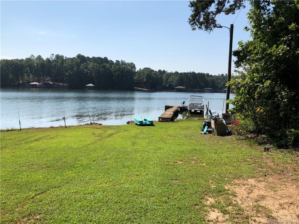 8909 Oakwood Cir., Sherrills Ford, NC 28673
