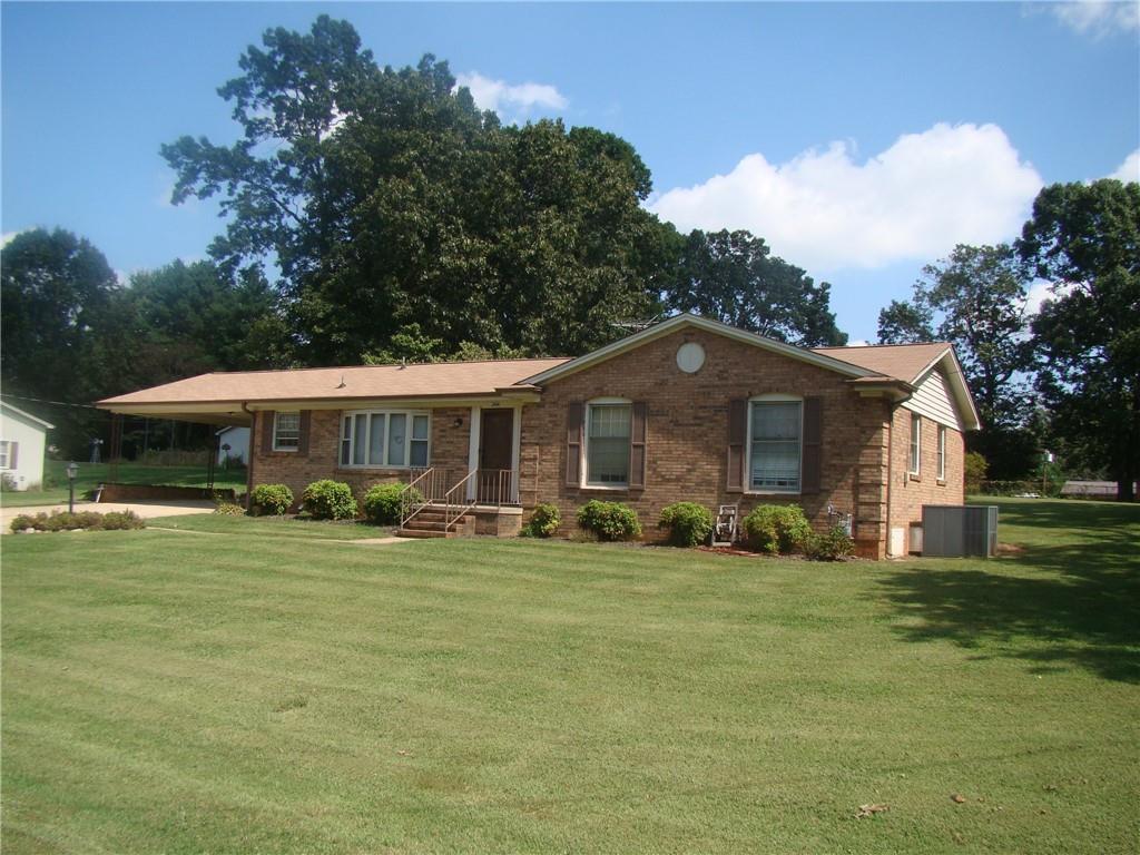 2464 Pinoak Dr., Hickory, NC 28602