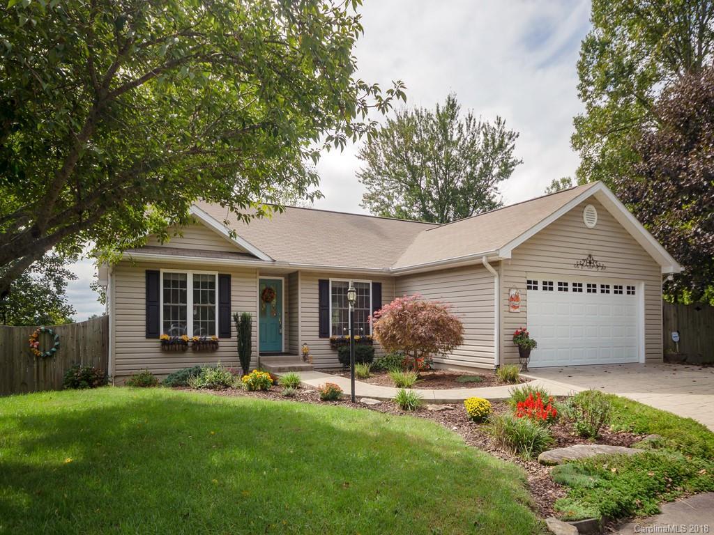 125 Red Cedar Dr., Hendersonville, NC 28792