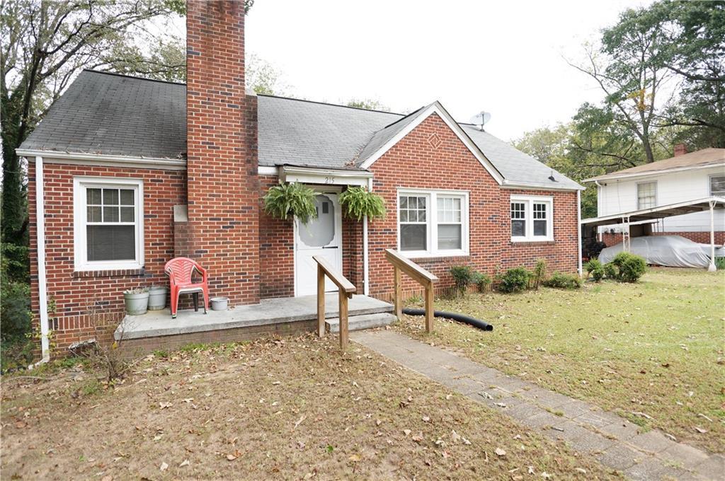 215 8th Ave., Hickory, NC 28602