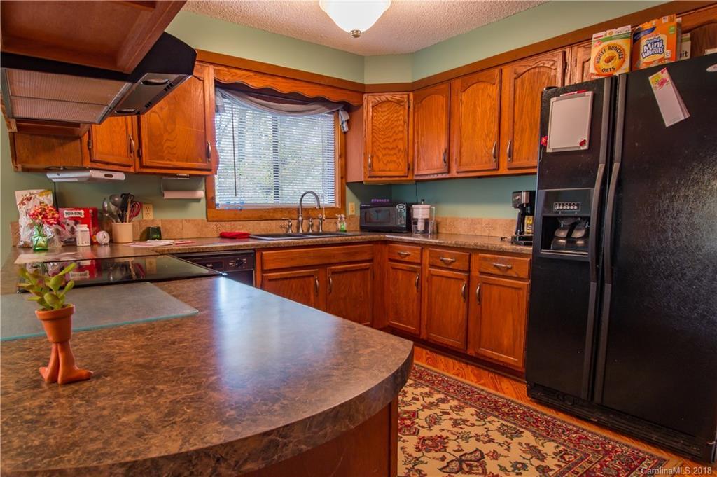 330 Scarlet Oaks Dr., Hendersonville, NC 28729