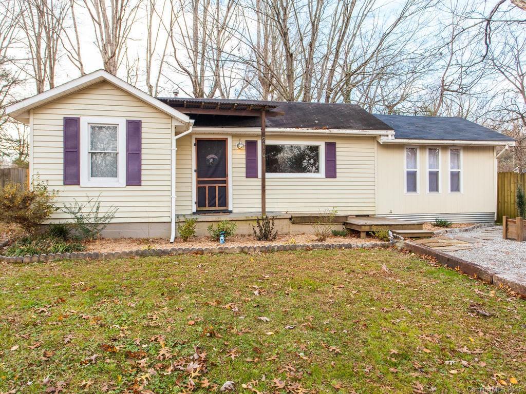 216 Half Circle Ln., Hendersonville, NC 28791