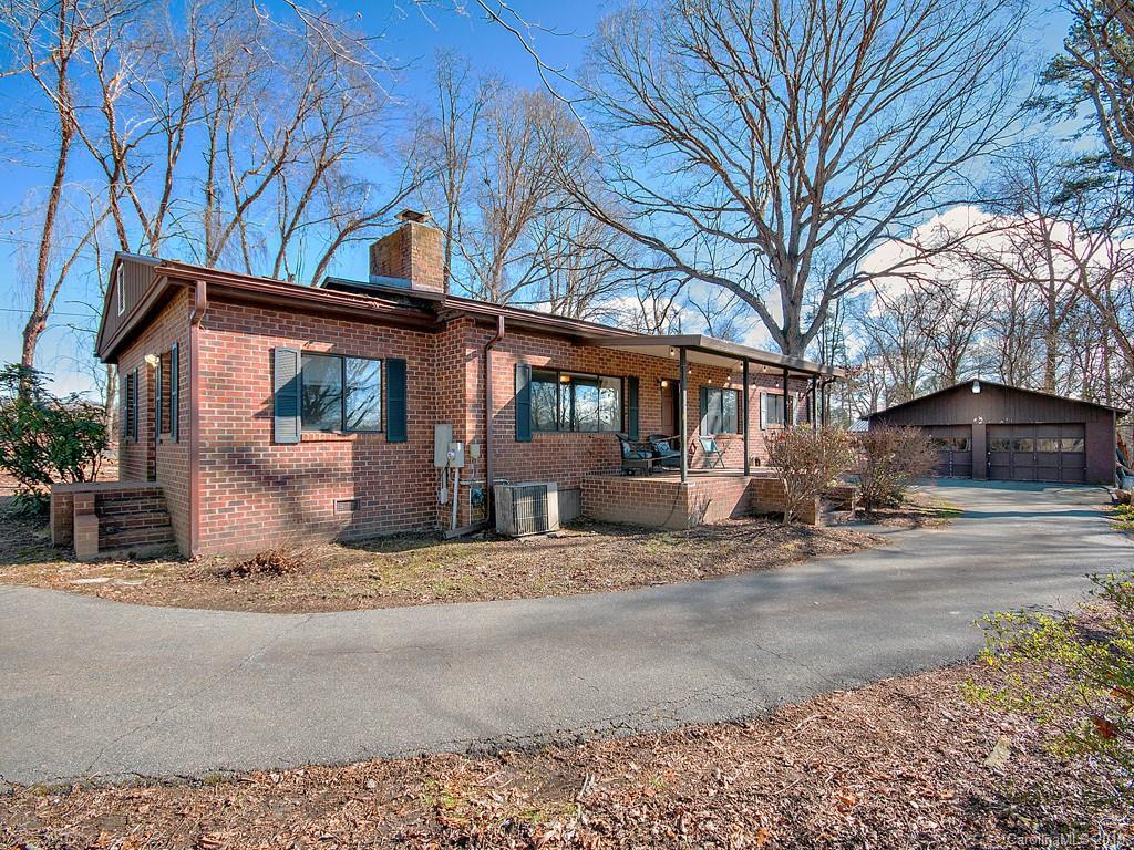 200 Azalea Woods Dr., Hendersonville, NC 28792