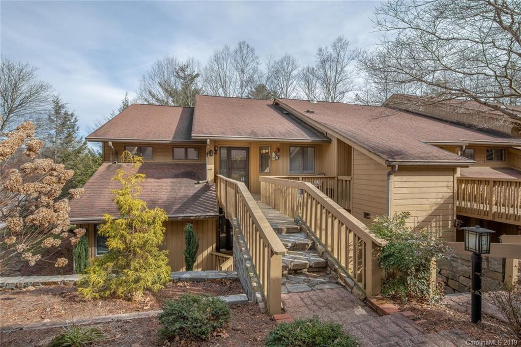 104 Live Oak Ln., Hendersonville, NC 28791
