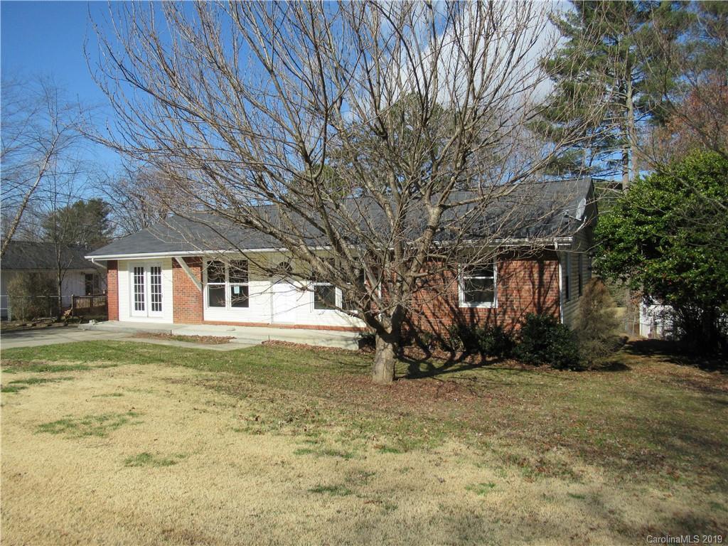124 Maywood Rd., Hendersonville, NC 28792