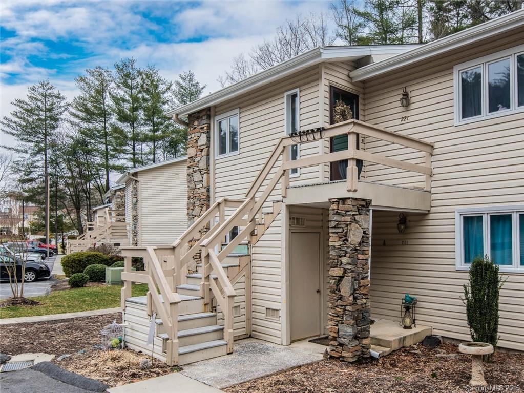 221 N Britton Creek Ct., Hendersonville, NC 28791